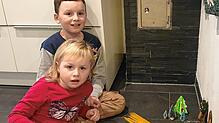 Zoey und Louis Stoffler aus Fützen freuen sich jeden Morgen darauf zu schauen, was der Wichtel Nils wohl wieder angestellt haben könnte. ...