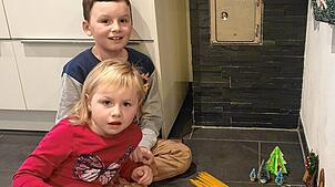 Zoey und Louis Stoffler aus Fützen freuen sich jeden Morgen darauf zu schauen, was der Wichtel Nils wohl wieder angestellt haben könnte. ...