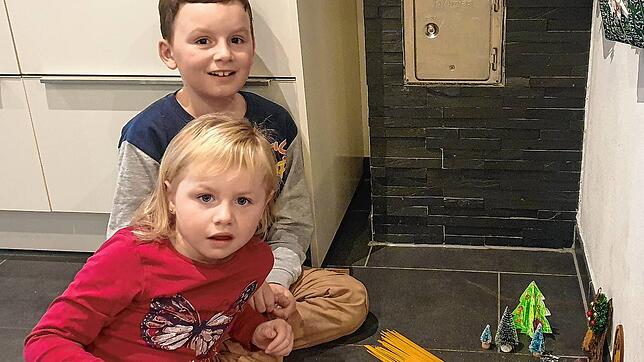 Zoey und Louis Stoffler aus Fützen freuen sich jeden Morgen darauf zu schauen, was der Wichtel Nils wohl wieder angestellt haben könnte. ...