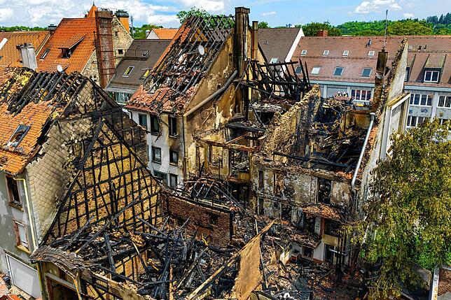 Zwischen den beiden Straßen sind mehrere Gebäude stark beschädigt oder vollständig zerstört.