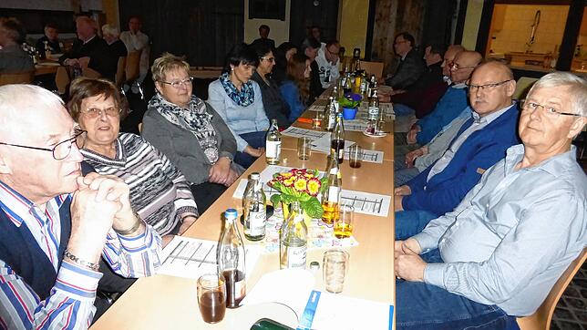 Nach dem Gottesdienst informieren sich viele Mitglieder am Sonntag in der Dorferlebnisscheune Nordhalden über die alt-katholische ...