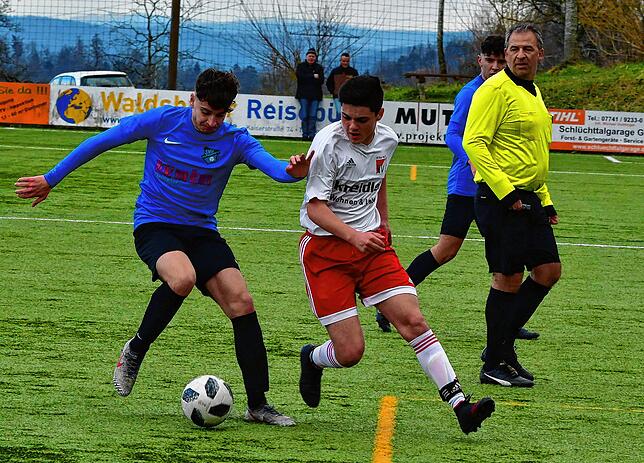 Zusage für Sommer: Aaron Zimmermann (Bildmitte, im Spiel gegen den SV 08 Kuppenheim) wird in der neuen Saison in den Bezirksliga-Kader ...