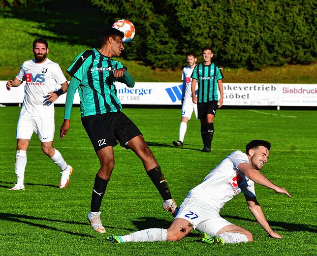 Bild 33: FC Zell übernimmt mit dem 2:1 beim FC Erzingen die Tabellenführung &ndash; und wir haben die Bilder!