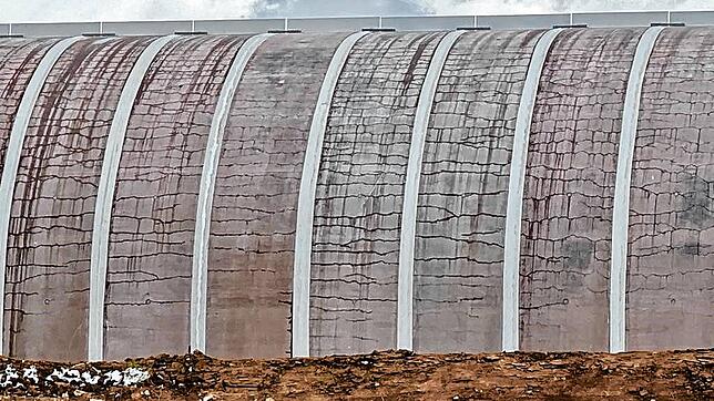 Die Risse in der Lärmschutzwand, fotografiert im November 2021, sind der Grund warum das Regierungspräsidium das Bauwerk nicht abnehmen ...