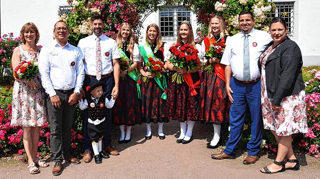 Neue Regentin: Sie freuen sich über die gelungenen Rosentage (von links): Heidi Hilpert (Betreuerin der Rosenkönigin und -prinzessin), ...