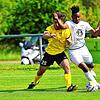 Nicolas Grieger (links) vom FC Öhningen-Gaienhofen im Duell mit Markdorfs Austyn Adebayo Adefeyiju.