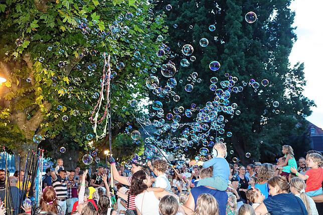 Bild 32: Beim Seenachtfest 2023 treffen sich im Stadtgarten und an der Seestraße alle Generationen
