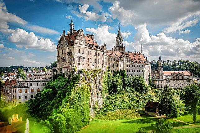 Das Hohenzollernschloss Sigmaringen liegt auf einem 35 Meter hohen Felsen über der Donau.