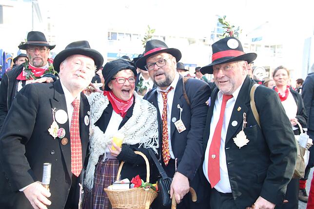 Tolle Stimmung herrschte während des Umzugs, unter anderem bei (von links): Emil Kohlbrenner, Susi Lauber, Mike Grutschnik und Anton Huber.