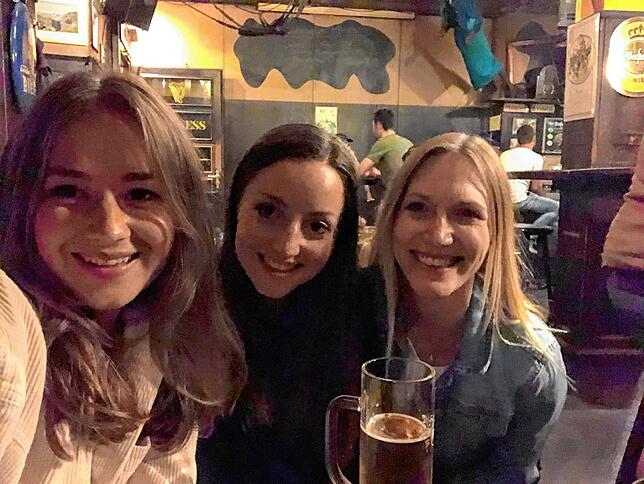 Murielle Raible, Mona Lippisch und Maren Ottemeier (von links) in ihrer Lieblingskneipe, dem Galgenhölzle.