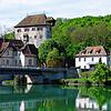 Bei Schloss Rötteln mit seinem markanten Turm führt die Rheinbrücke in das kleine Städtchen Kaiserstuhl. Die Verbindungen zu den ...
