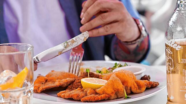 Wienerschnitzel und Almdudler: Die Gastronomen in Deutschland drehen an der Preisschraube und führen die Wiedereinführung der vollen ...
