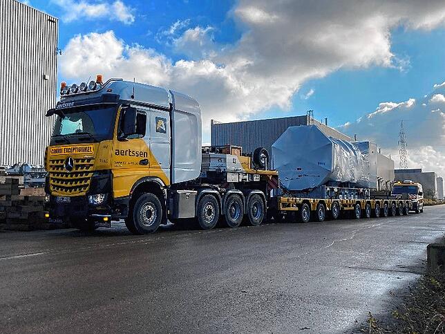 Ein Speziallaster transportiert den Antriebsstrang für ein Windkraftrad vom ZF-Werksgelände in Lommel zu einem nur vier Kilometer ...