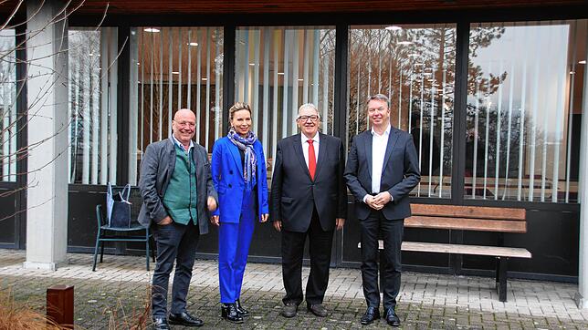 Sie blicken optimistisch in die Zukunft des Hegau-Jugendwerks Gailingen: (von links) Rüdiger Herrmann (Aufsichtsrat-Vizechef), Barbara ...