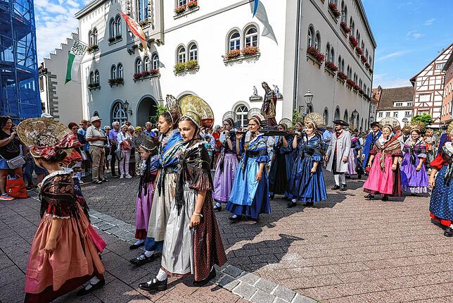 Die Hausherrenprozession führt durch die Stadt.