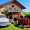 Oben: Zwei Schmuckstücke aus der Sammlung von Erwin Gaiser: der Ford Taunus 17 m P2 deLuxe und der knallrote Porsche-Diesel Super ...