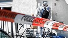 Mitarbeiter der Spurensicherung der Polizei stehen für Ermittlungen vor einem Haus in Waldachtal. Nach einem mutmaßlichem Streit in der ...
