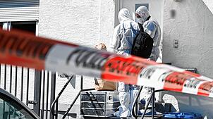Mitarbeiter der Spurensicherung der Polizei stehen für Ermittlungen vor einem Haus in Waldachtal. Nach einem mutmaßlichem Streit in der ...