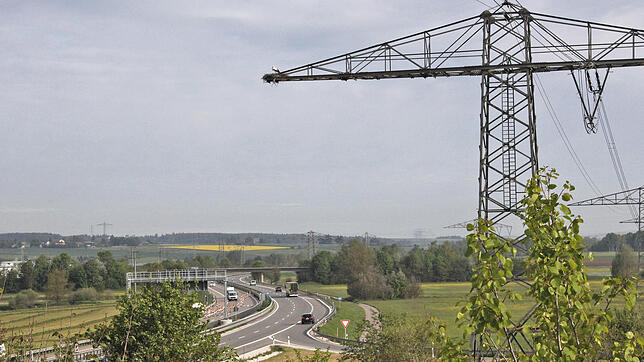 Bild : Storchennest mit Stromanschluss und bester Verkehrsanbindung über B 27/33 bei Donaueschingen