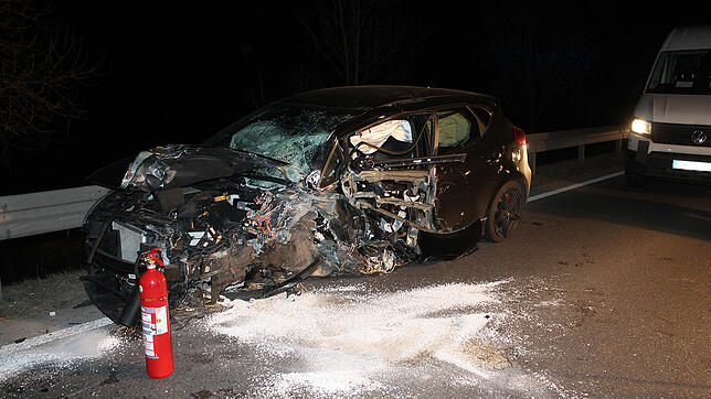 Bei dem Unfall am 28. Februar 2019 auf der B 27 zwischen dem Blumberger Nordwerk und Riedböhringen wurden beide Fahrzeuge völlig zerstört.