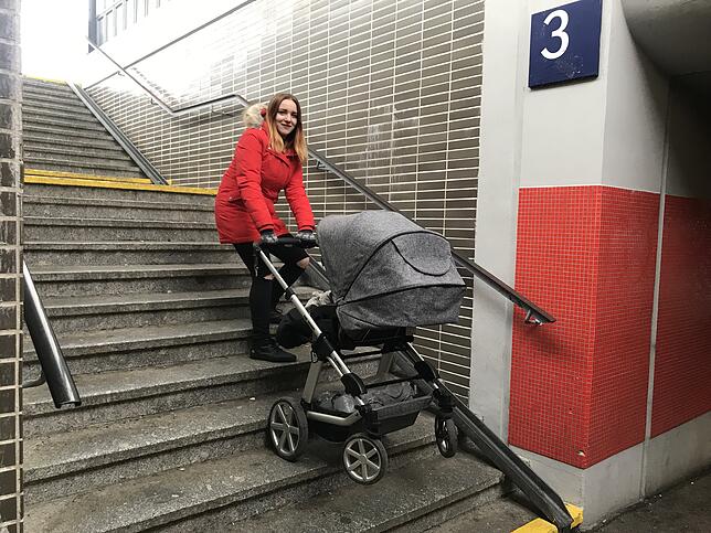 Juliane Gaudig muss den Kinderwagen Stufe für Stufe hoch ziehen, damit sie Gleis 2 und 3 nutzen kann.