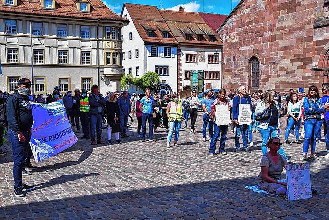 Mit Bannern und Plakaten demonstrieren die Teilnehmer bei der dritten Anti-Corona-Kundgebung, die am Samstag auf dem Villinger ...