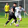 Hier versucht der Markdorfer Jan Philipp Braun den Angreifer vom FC Anadolu Radolfzell, Ahmet Hakan, (links) vom Ball zu trennen.