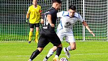 Hier versucht der Markdorfer Jan Philipp Braun den Angreifer vom FC Anadolu Radolfzell, Ahmet Hakan, (links) vom Ball zu trennen.