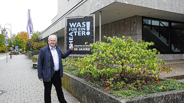 Was für ein Theater mit der Corona-Pandemie: Kulturamtsleiter Andreas Dobmeier, hier vor dem Theater am Ring, erlebt mit seinem Team ...