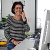 Telefon und Computer laufen im Dauerbetrieb: Gabriele Glocker vom Seniorenbüro der Stadt Singen bekommt mengenweise Nachrichten von ...