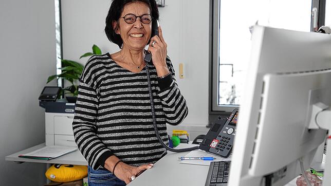 Telefon und Computer laufen im Dauerbetrieb: Gabriele Glocker vom Seniorenbüro der Stadt Singen bekommt mengenweise Nachrichten von ...