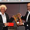 Der Kümmerer geht: Oberbürgermeister Uli Burchardt (rechts) verabschiedet Friedhelm Schaal als Wirtschaftsförderer in den Ruhestand.