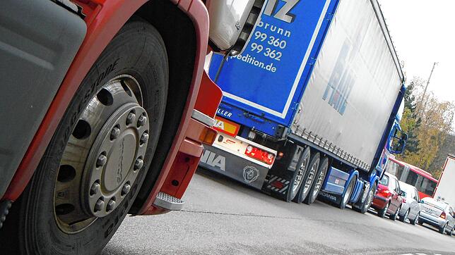 Lastwagen beim Zoll in Waldshut: Corona-Maßnahmen im Grenzverkehr beeinträchtigen die Lieferketten bisher nicht.