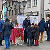An einem Informationsstand in der Überlinger Fußgängerzone sammelten Mitglieder der Bürgerinitiative &bdquo;Rettet den ...