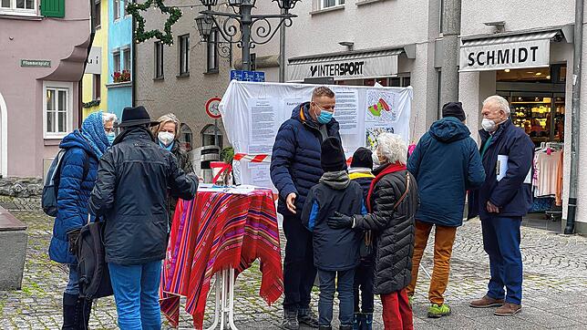 An einem Informationsstand in der Überlinger Fußgängerzone sammelten Mitglieder der Bürgerinitiative &bdquo;Rettet den ...