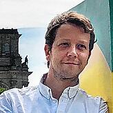 Michael Bohmeyer, Initiator des Vereins „Mein Grundeinkommen“, steht an einem symbolischen Geldautomaten, im Hintergrund das ...
