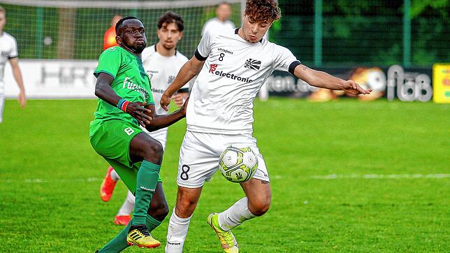 Gabriel Cristilli (rechts) spielt gegen Singen, obwohl er schon am Donnerstag mit dem Oberliga-Team in Überlingen spielte. (Archivbild)
