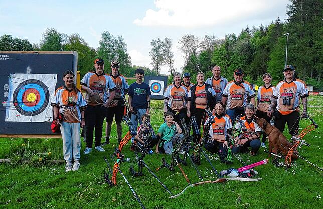 Mitglieder des Bogensport-Vereins Roth auf ihrer Schießanlage auf dem ehemaligen ESV Sportplatz, rechts Vorsitzender Axel Roth – das ...