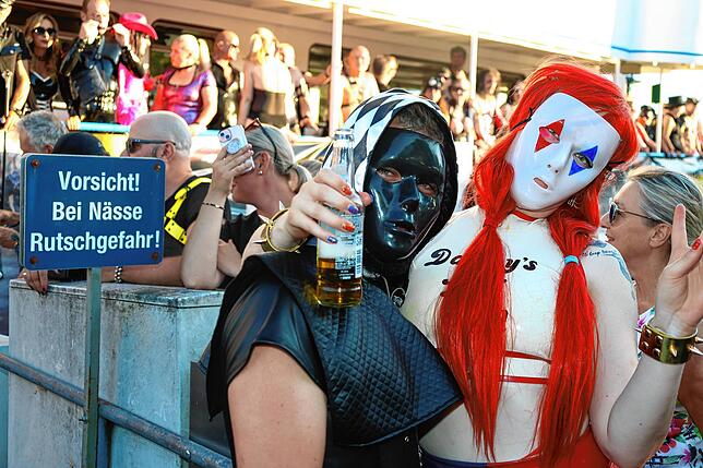 Bild 10: Lack, Leder, Latex! Dieses Spektakel bieten die BDSM-Fans im Konstanzer Hafen