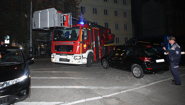 Sperrflächen sind absoltes Tabu: Auf dem Stephansplatz versperrten wieder falsch parkende Autos der Feuerwehr die Zufahrt zur ...