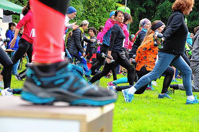 Beim Warming up zum 27. TVM-Gehrenberglauf im Oktober 2019 machten alle unter professioneller Anleitung begeistert mit.