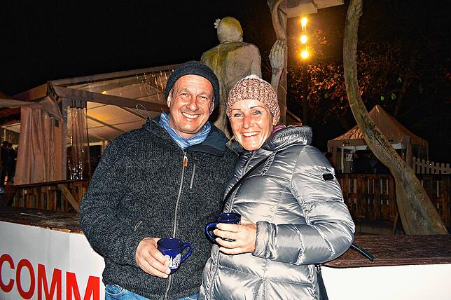 Claudia und Joe Barenz aus Nußdorf freuen sich, dass die Eisbahn dieses Jahr trotz Corona-Pandemie geöffnet ist.