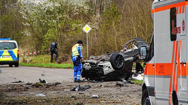 Bei dem tödlichen Unfall zwischen Schwenningen und Deisslingen sind am Ostermontag zwei Menschen ums Leben gekommen. Die Ermittlungen ...