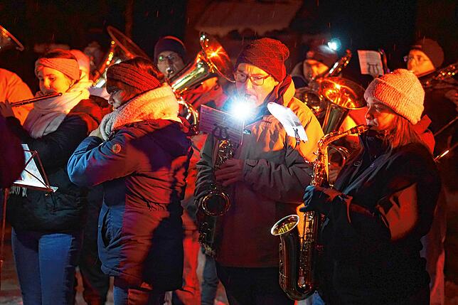 Stimmungsvoll umrahmt: Die Hotzenwald-Bauernkapelle weiß mit „Stille Nacht, Heilige Nacht“ besonders zu gefallen.