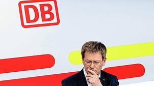 Bahnchef Richard Lutz nimmt an einer Pressekonferenz teil. (Archivbild)