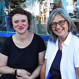 Regisseurin Anne-Stine Peters (links) und Chef-Dramaturgin Doris Happl sind stolz auf die Leistung des Stadtensembles.