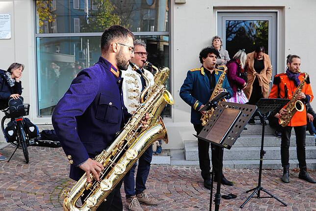 Mit Saxophon- und Klarinetten-Klängen beginnt der musikalische Part des „Donaurauschen“ kurz nach 16 Uhr.