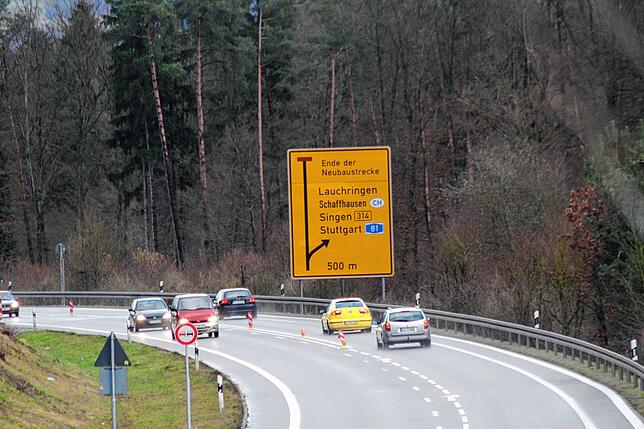 Bild 1: Schritt für Schritt zur fertigen Trasse: So ist die Ortsumfahrung Oberlauchringen in den vergangenen Jahren gewachsen