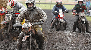 Mit dem Traktor pflügen war früher: Rennsituation vom Mofarennen 2019. In diesem Jahr schicken die Motorsportfreunde Pfohren die Mofas ...