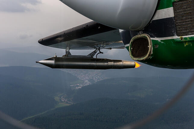 So sieht es aus, wenn der Hagelflieger in der Aufwindzone unter einer Gewitterwolke im Einsatz ist. Gut zu erkennen ist auf diesem ...